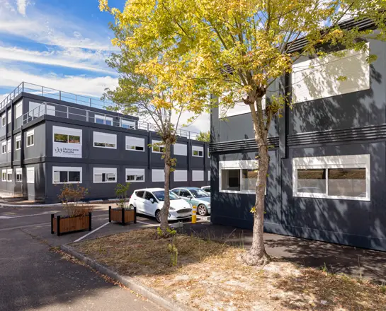 Bâtiment provisoire dans une zone avec un parking