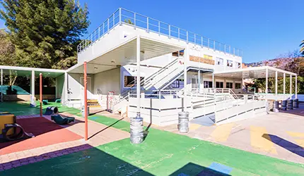 Collectivités et enseignement grand bâtiment à étage