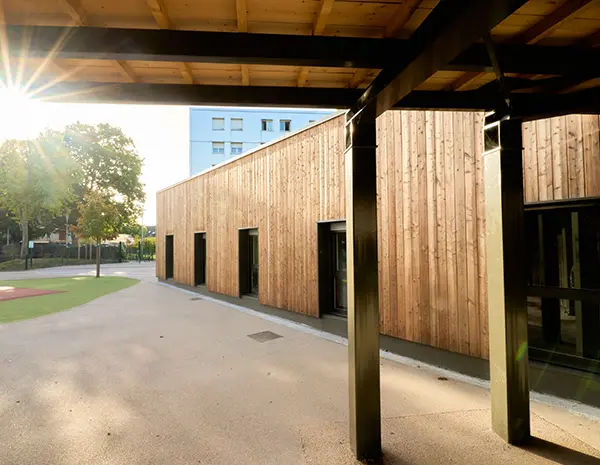 Construction école primaire avec préau et cour intérieure
