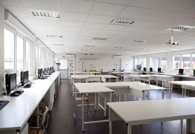 Construction collège lycée salle travaux pratiques