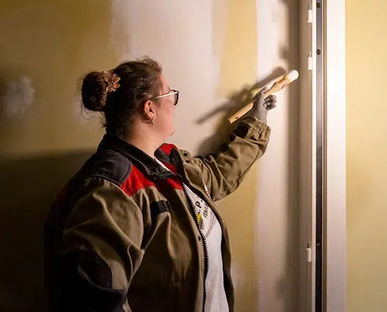 Peinture des bungalows neufs en usine