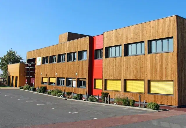 Façade en bardage bois de bureaux modulaires