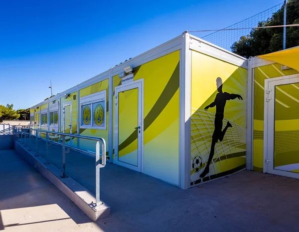 Construction club house de football extérieur jaune