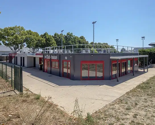 Construction de club house avec des matériaux mixtes