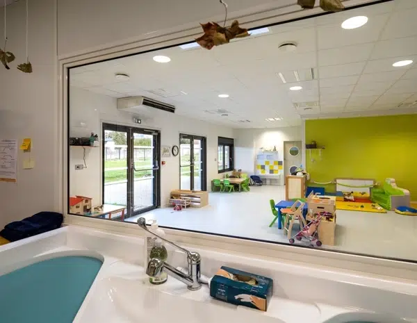 Respect des normes petite enfance avec la construction de crèche garderie