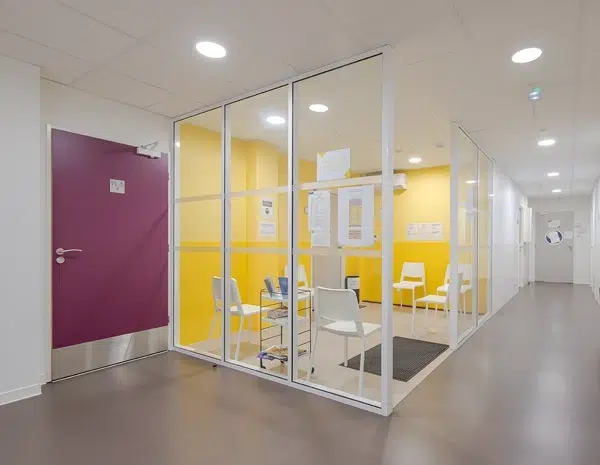 Construction maison médicale et paramédicale salle d'attente vitrée