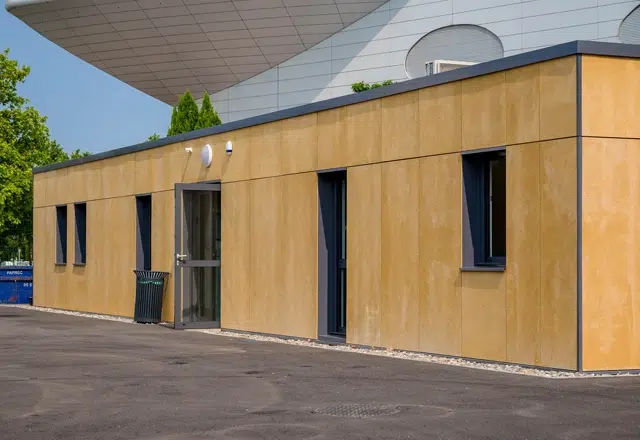 Construction sanitaires ouverture façade jaune