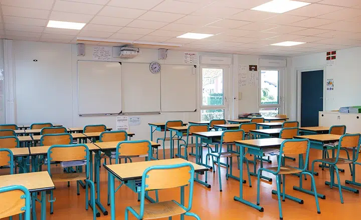 Salle de classe modulaire vide