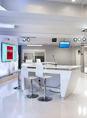 Aménagement intérieur d'un plateau tv modulaire