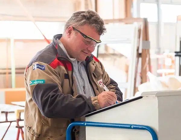 Homme en contrôle qualité dans l'usine