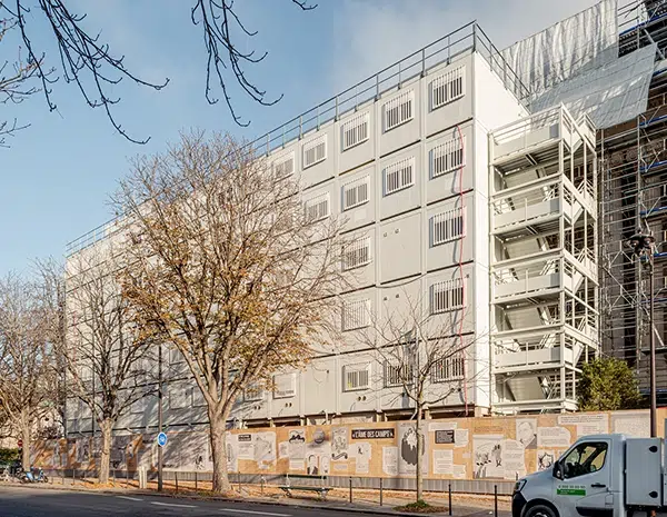 Bâtiment modulaire de chantier donnant sur la rue