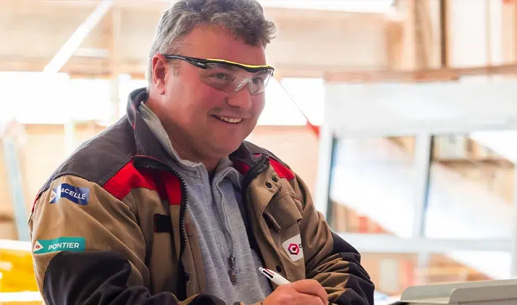 ouvrier dirige travaux usine pour la construction de bâtiments publics modulaire