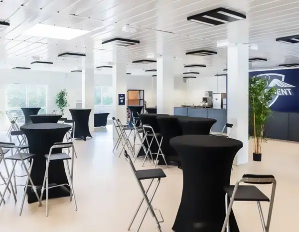 Espace intérieur aménagé pour la construction de vestiaires sportifs