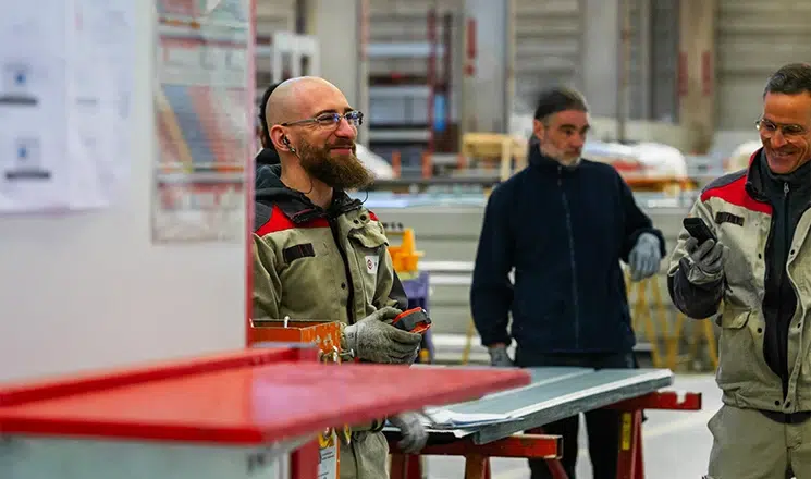 Homme ouvrier dans l'usine Cougnaud pour la construction de bâtiments petite enfance