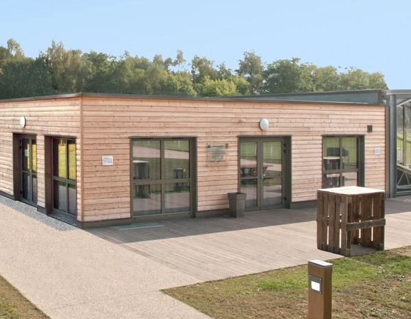 Construction club house qui s'intègre dans son environnement