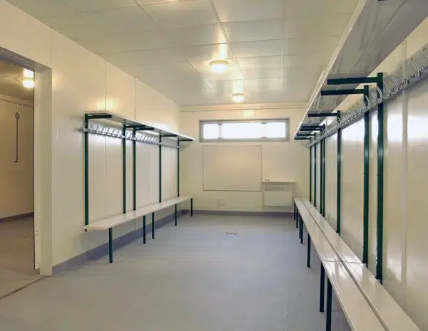 Aménagement intérieur d'un vestiaire de sport en location