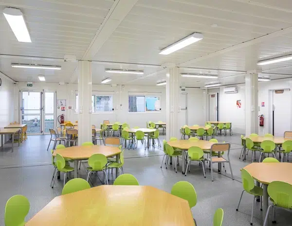 Location salles de classes avec grandes tables rondes