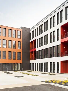 Restauration collective immeuble avec détails rouges